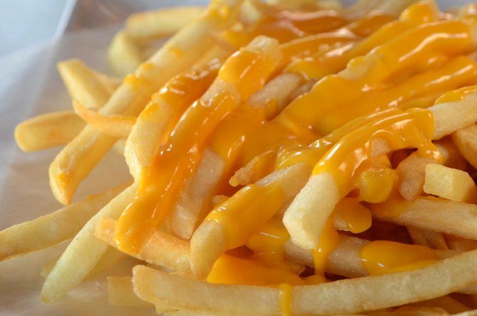 ClarkStreetDog's tweet photo. RT if you've been to Clark St Bar for late night cheese fries before. #ChicagoThing https://t.co/rFYPv5Ubcr