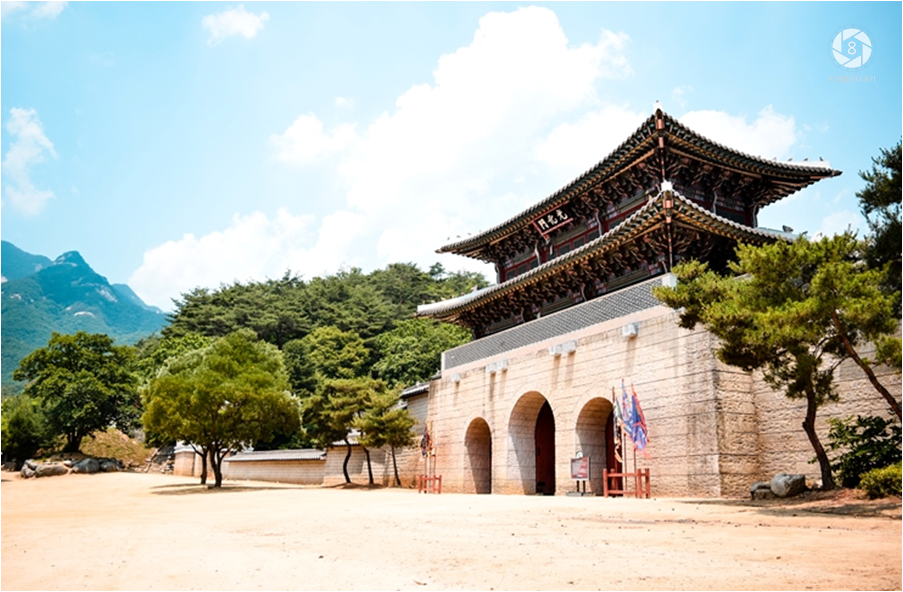 Kor_Visitkorea's tweet photo. 조선시대 건물 완벽 재현!! #문경새재 오픈세트장. #경북 #문경 에서의 유유자적한 여행은 지난 스트레스를 풀기에 안성맞춤입니다. 흙길을 맨발로 걸으며 자연과 마주해보세요! (사진_트래블리더 8기 나한희) https://t.co/kxFMzv6K13