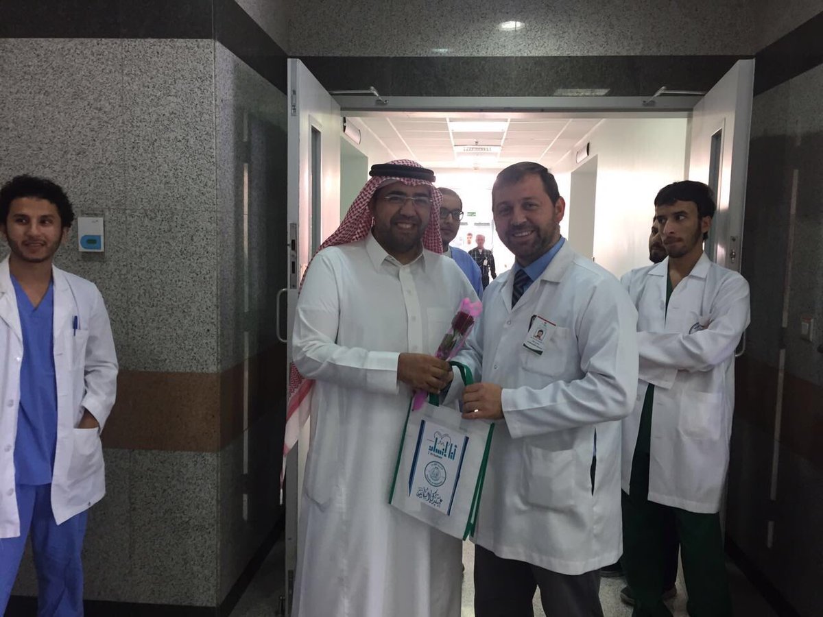 BahaUniversity's tweet photo. #أنا_إنسان 
#كلية_الطب بـ #جامعة_الباحة تقدم الورود والهدايا للأطباء والعاملين بمستشفى الملك فهد بمناسبة #عيد_الفطر https://t.co/V7XTpIGWcQ