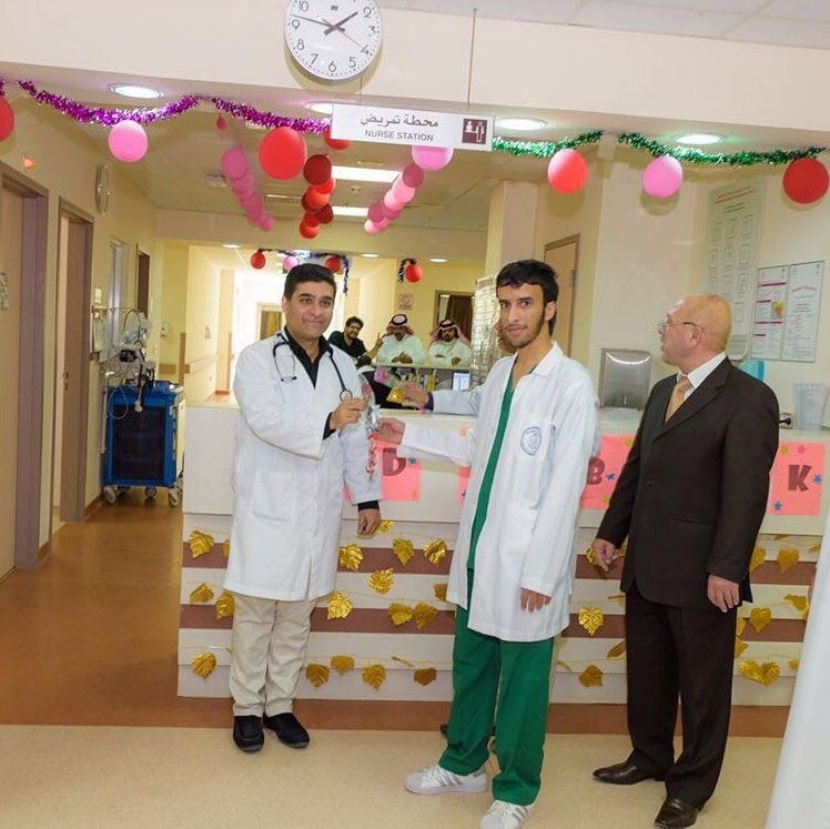 BahaUniversity's tweet photo. #أنا_إنسان 
#كلية_الطب بـ #جامعة_الباحة تقدم الورود والهدايا للأطباء والعاملين بمستشفى الملك فهد بمناسبة #عيد_الفطر https://t.co/V7XTpIGWcQ