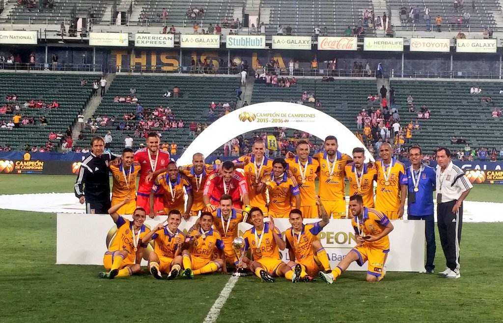 LigaBBVAMX's tweet image. Con ustedes, el #CampeónDeCampeones 2016 de la #LIGABancomerMX 
👏👏👏👏 @TigresOficial  👏👏👏👏
⚽ #SienteTuLiga ⚽