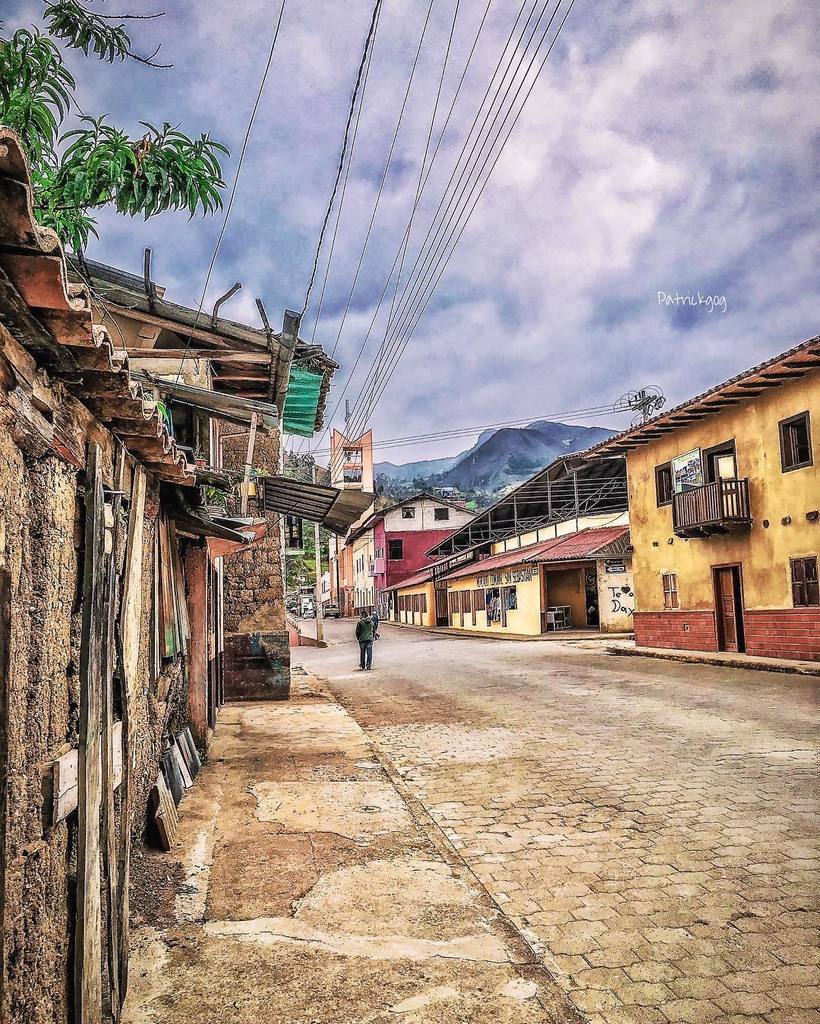 pattosar's tweet photo. #Sigsig #Ecuador #AllYouNeedIsEcuador #iPhone #street #fb https://t.co/6X6TTUoAr5 @patrickgog https://t.co/QLzm8IDaqC