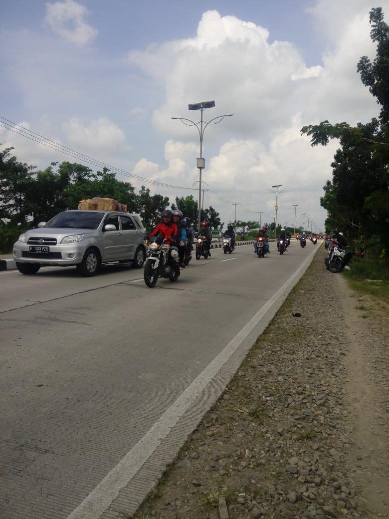 Arus balik di jalur pantura, Indramayu, Jabar, cukup lengang. Didominasi sepeda motor. Cuaca cerah berawan.