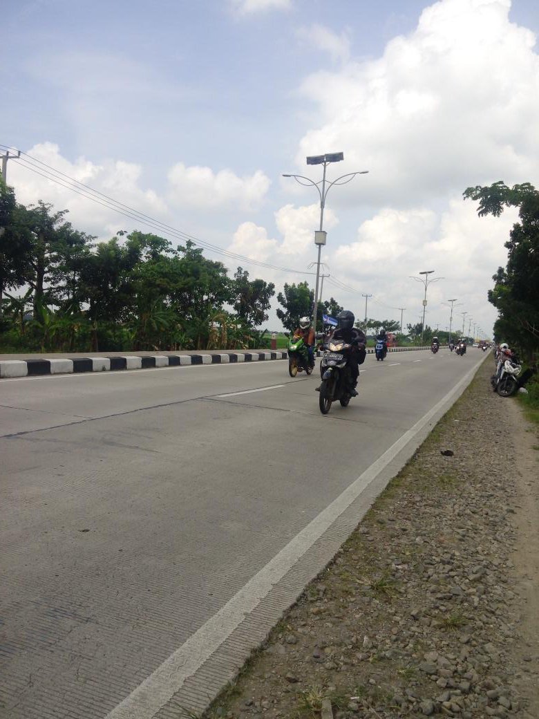 Jalur pantura Indramayu Jabar saat ini lancar. Didominasi sepeda motor. Cuaca cerah berawan #mudikasyiktvri2016