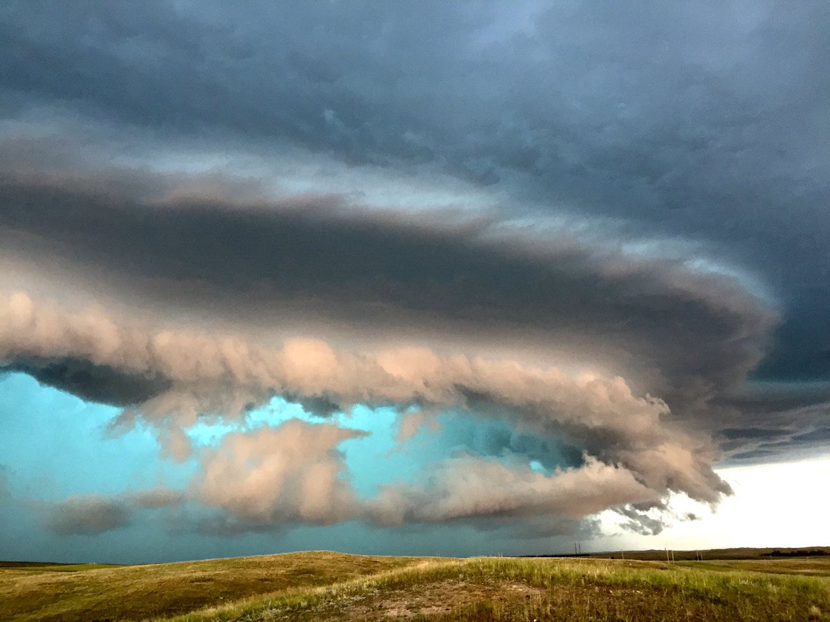 MisheylaIwasiuk's tweet photo. Last one.. Baseball sized hail chucker. #ndwx Killdeer, ND. https://t.co/L5R9uAzeCy