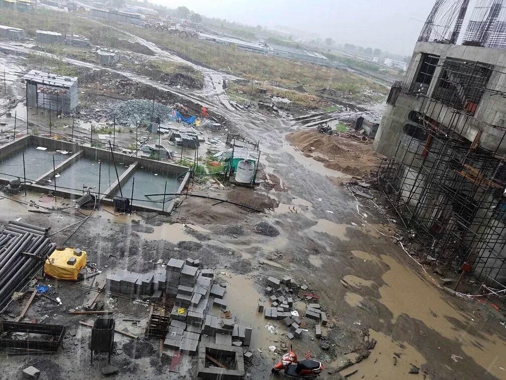 stupidpanda987's tweet photo. This is the smart campus of #IITIndore. Why would we pay 150% hiked fee to be dumped in this construction site. https://t.co/32r8vI5p8E