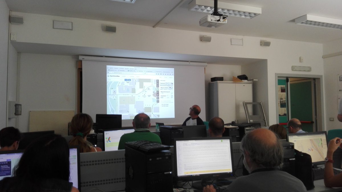 ArcheoArte3DLab's tweet photo. @Ale_Zena_IT e @simonecortesi illustrano come inserire dati in @OpenStreetMapIt #mAppiaM #faropen https://t.co/hH9V1Sb3on