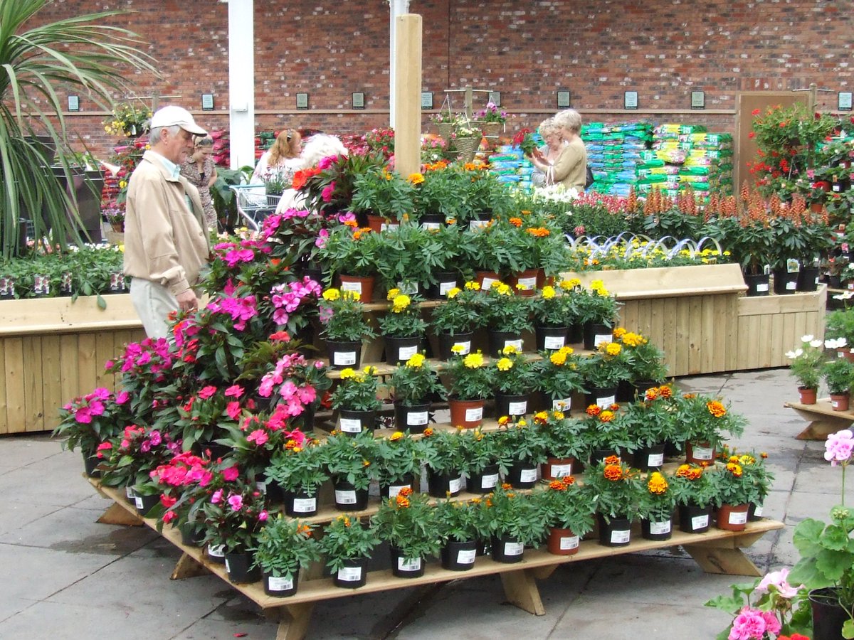 stagecraft_uk's tweet photo. Our Plant Pyramid will help create a #WallOfColour. Display 150+ 1L pots.Great walkway focus point. #Retail #Design https://t.co/kaA6OYxPz5