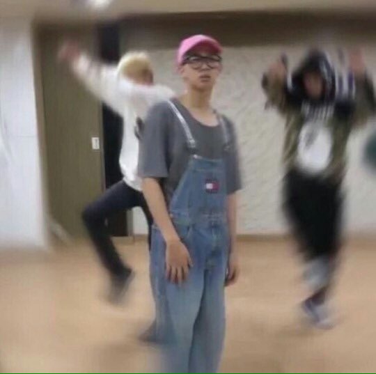 Suga_s_Diary's tweet photo. Dear diary,

When you think your outfit looks nice but your mom says: you're going out dressed like that?

SUGA. https://t.co/QxNDKunEfK