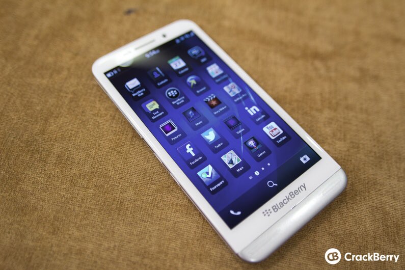 EssaShaban25's tweet image. i Love BlackBerry Z30 White Nice i Love iPhone 6 Plus Nice