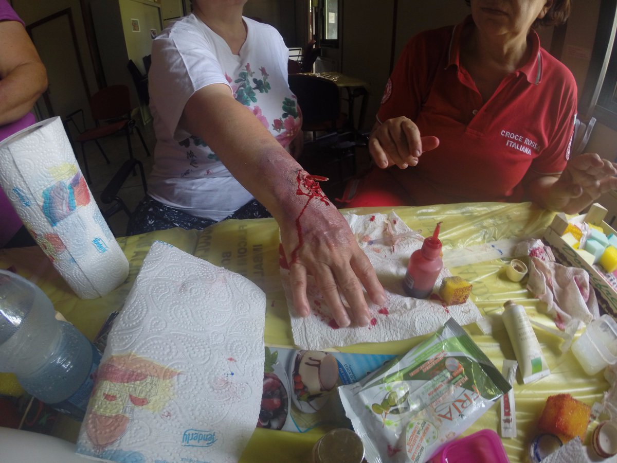 CRIGrandate's tweet photo. Workshop #trucco e #simulazione #CRIGrandate #truccatoriCRI #simulatoriCRI #truccabimbiCRI https://t.co/fHI7njLrGM
