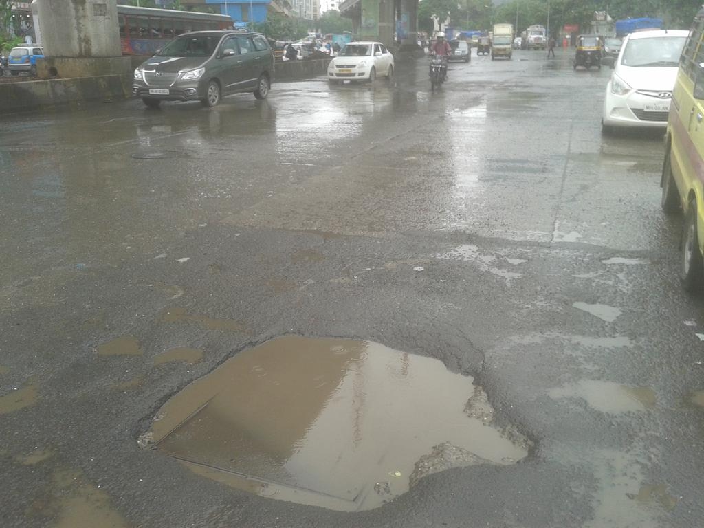 sakal_cityspeak's tweet photo. Mittal estate dangerous potholes @MCGM_BMC @smart_mumbaikar  #PotHoleDrive @RidlrMUM @mumbaitraffic @RoadsOfMumbai https://t.co/bWtBKIXHTr