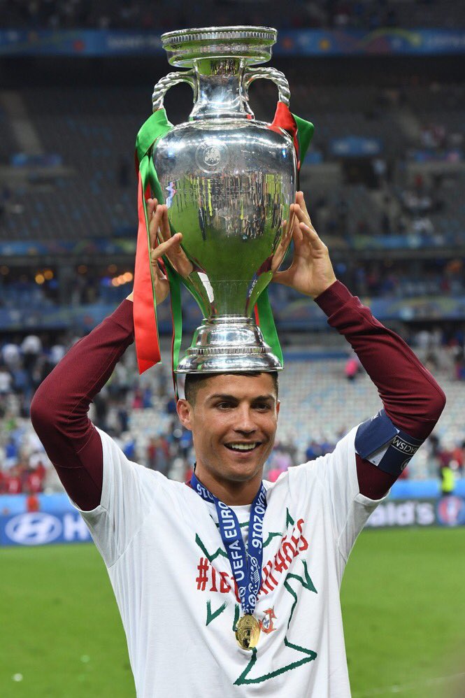 Cristiano : terima kasih untuk tuhan karena semuanya berjalan lancar. Ini merupakan momen terindah dalam karir saya