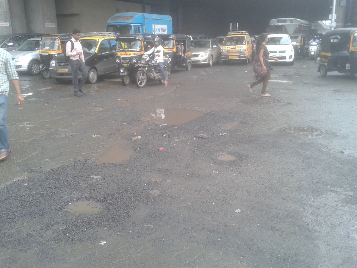sakal_cityspeak's tweet photo. J B ngr chakala gurunanak ngr mega pothole #PotHoleDrive @RidlrMUM @mumbaitraffic @RoadsOfMumbai https://t.co/Si6pwMOsZ9