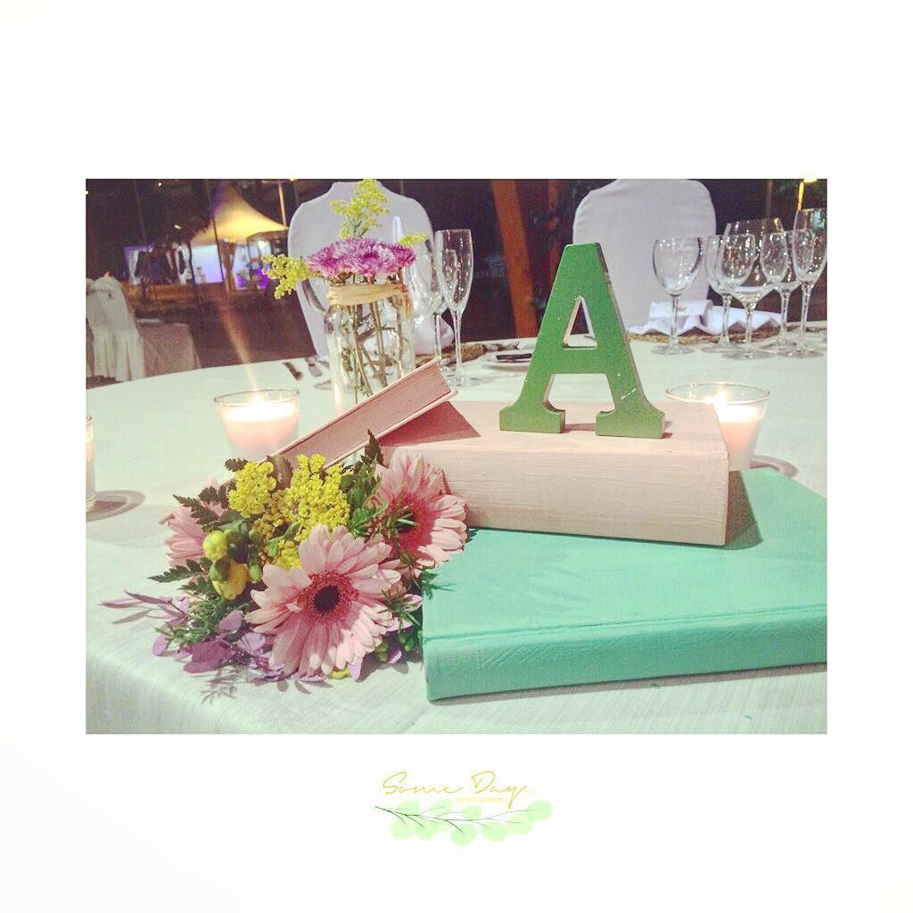 Piezas personalizadas para la mesa presidencial con toques referentes a las profesiones de… ift.tt/29qO2Nu