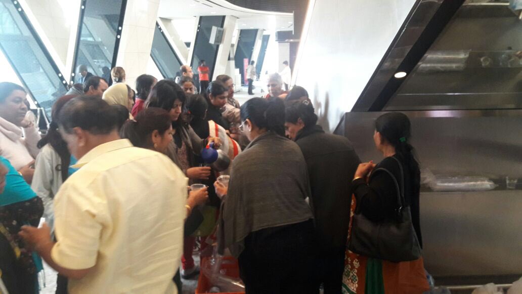 arunjei's tweet photo. 3/3 #NoHelp from flight crew of stranded #AI130 @airindiain, pax rush 4 a glass of tea aftr 12hrs @IndianExpress https://t.co/wyPqDzhXxJ