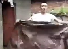 ThePoke's tweet image. WATCH&amp;gt; This man’s attempt to make himself vanish doesn’t go to plan

thepoke.co.uk/2016/07/08/man…