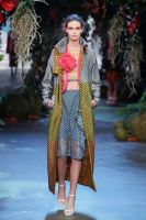 Schoneveld_NL's tweet photo. Betoverende show van @liselorefrowijn, dit model draagt een corsage gemaakt van gefranjerde #cyclaam bloemen #MBAFW https://t.co/dMoqfaIEyu