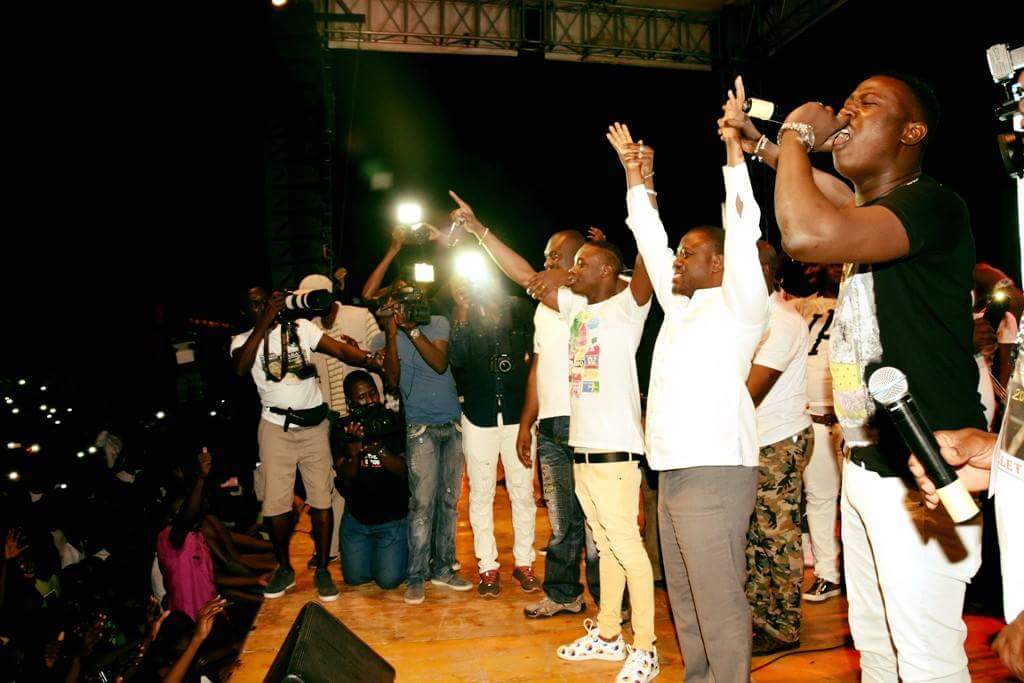 shevalGagnan's tweet photo. Le concert de Sidiki Diabaté offert par @SOROKGUILLAUME fut un succès total. Il était important de le vivre. https://t.co/8OS8XUcRqe