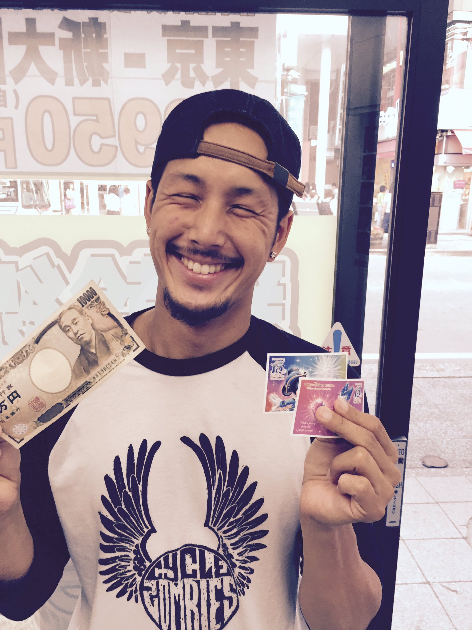 Zabu Newstyle Hustle Zabu Go Dancenft 先日ともはる君 友人 の結婚パーティで ディズニーペアチケットが当たりましたが 一緒に行く人がいないので金券ショップに行ったら一万円札をくれました ともはるくん ありがとう さあ 美味しいもの食べよう