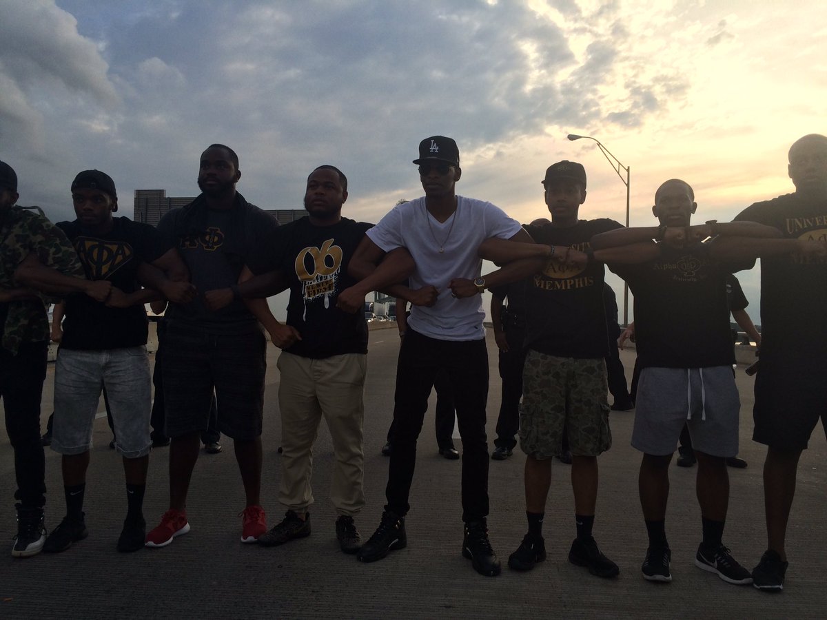 YRGeneration's tweet image. Black men✊🏾✊🏾 #Memphis #protest #StopKillingBlackPeople #unity #solidarity #tookthehighway