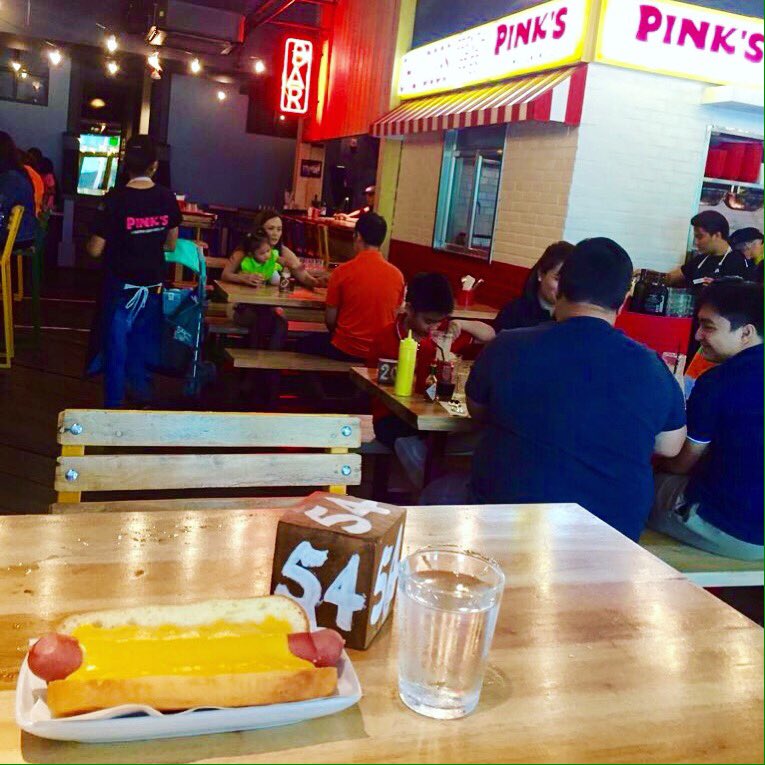 troutymouth04's tweet photo. everybody loves a good hotdog. 💋😝 #mmtt #pinksburger #shangrilafort https://t.co/pBZ1LsJdq5