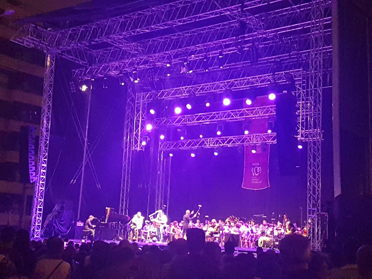 Santokatxones1's tweet photo. Concierto de los @los_secretos junto con la banda de música #SanturtziJaietan2016 #santokatxones16 https://t.co/UBEY02PenT