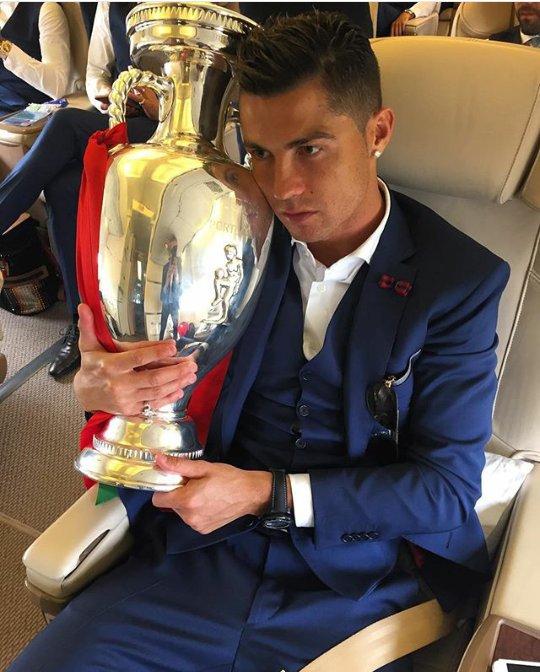 Cristianml13's tweet photo. Felicidadees ídolo ⚽👊 @Cristiano https://t.co/Zpl6U7Pgo4