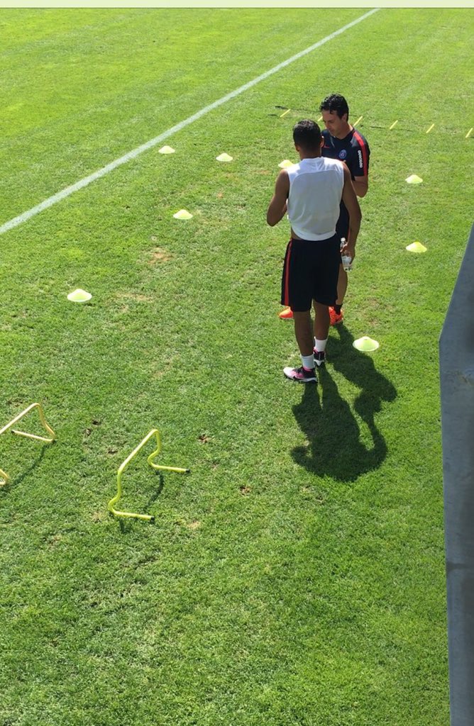 LACANTERAFUTBOL's tweet photo. Ha defendido ante la prensa a su gladiador, y aquí lo ordena. #Marquinhos y #UnaiEmery en el #PSG. https://t.co/42c0JqNoAl
