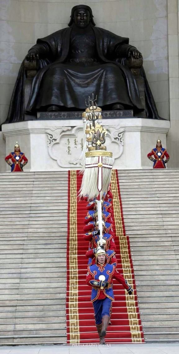 Агуу Монгол түмэн минь  Ашид мандаж,Асаж дүрэлзэж сайхан наадаарай!