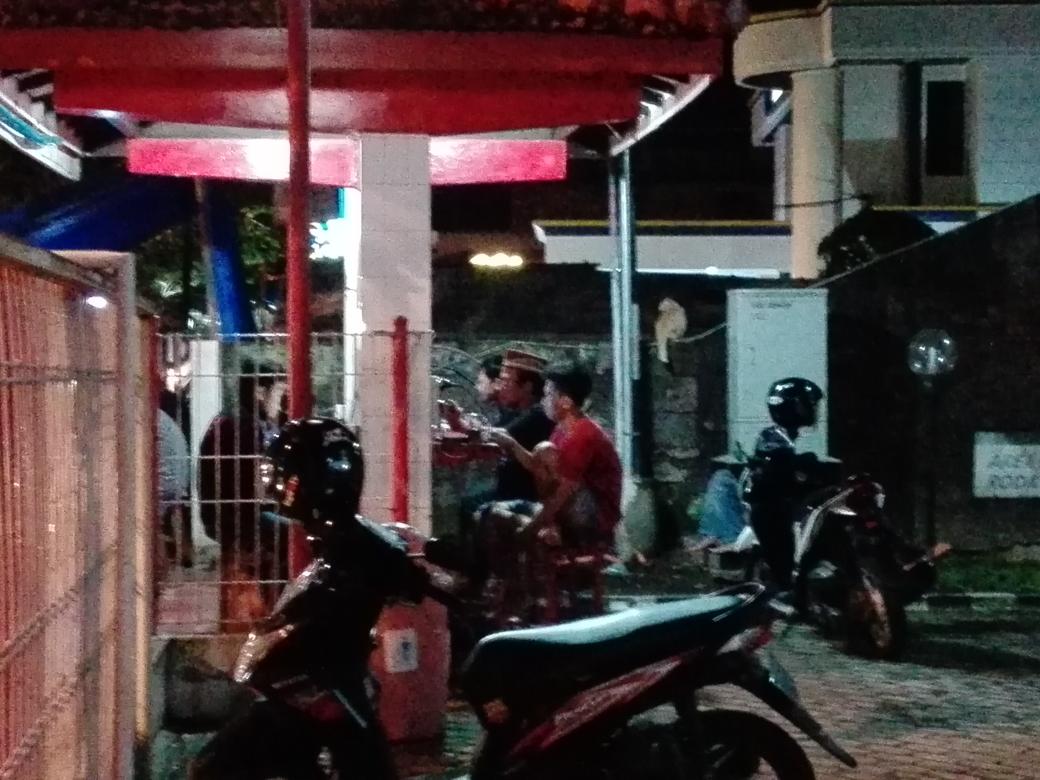 atik_agustini's tweet photo. @parwi66 @_funtastic5_ #TelkomFuntastic5 #JRTREG5 Waktu hampir tengah malam, #wico Genteng @KabBanyuwangi masih rame https://t.co/W4PQKOwdna