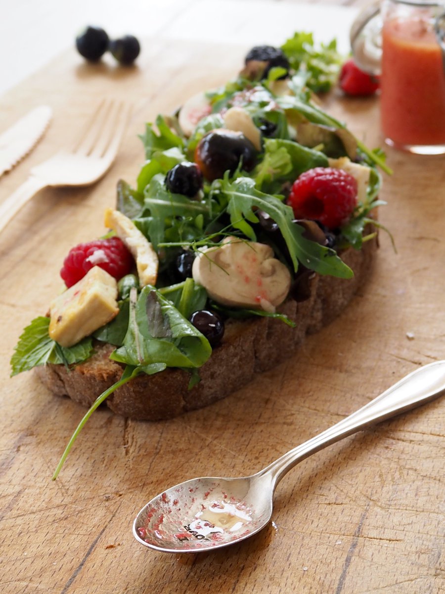 Insalata ai frutti di bosco, funghi, tofu grigliato, mandorle e citronette ai lamponi. 
goo.gl/TVcMAB