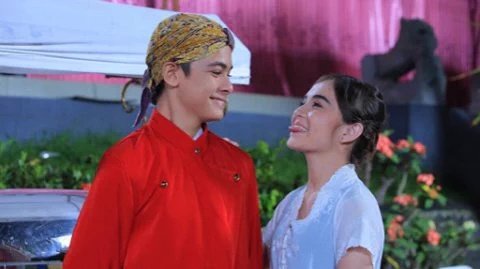 AnggaYunanda4's tweet photo. Justin sama Raina gak kalah romantis nih! Gimana keseruan mereka di #MermaidInLove? @bryanandrewOFC @ElinaLubis https://t.co/tX6YOIQNt3