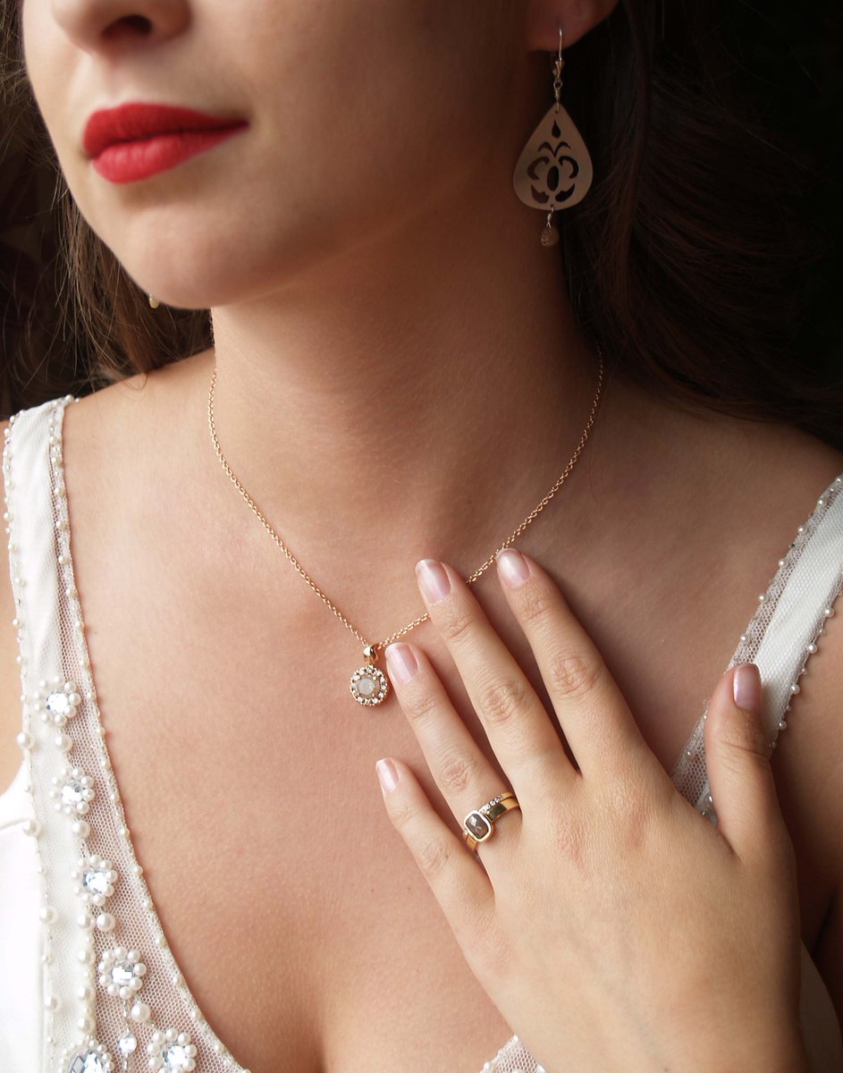 CMDofBoulder's tweet photo. Raw diamonds are elegant, unusual and such a treat! #rawrawraw #yellowgold #rosegold #alternativebride https://t.co/SKDyqyS1UB