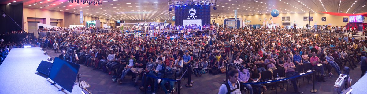 beco's tweet image. La foto panorámica del escenario durante el pitch final del #hackatoncpmx en #cpmx7…