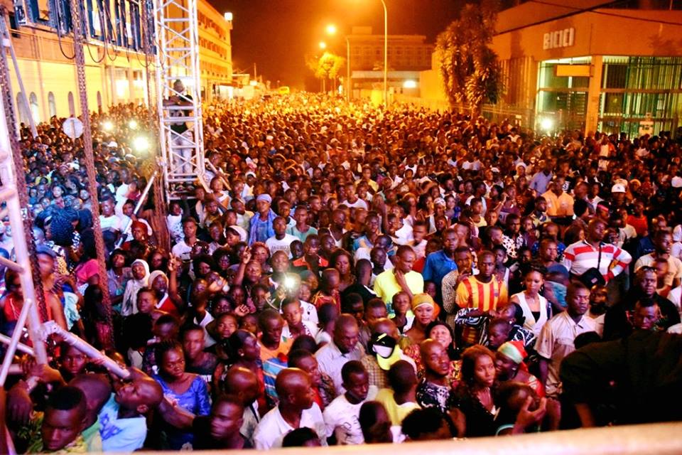 husseinkouame's tweet photo. Merci aux populations de #Bouake pour votre présence au concert gratuit de SIDIKI DIABATE offert par @SOROKGUILLAUME https://t.co/5RqsmfHpmA