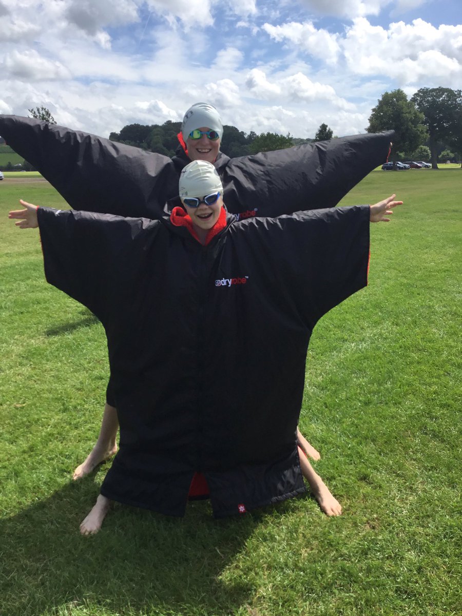 dofferdoo's tweet photo. Rocking the @dryrobe @HenleySwim #HenleyMile https://t.co/xO4TBSgfUl