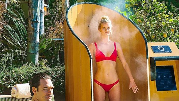computerhoy's tweet photo. Esta máquina te pone crema solar por todo el cuerpo en la playa. https://t.co/DPbg6WDEMh https://t.co/19AO2vTRjY