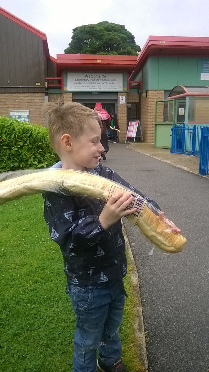 jpnewsuk's tweet photo. Six trays of bread distributed to families on our local estate @FareShareUK #foodcloud #bepartofthesolution #hope https://t.co/vUHSRsoI3z