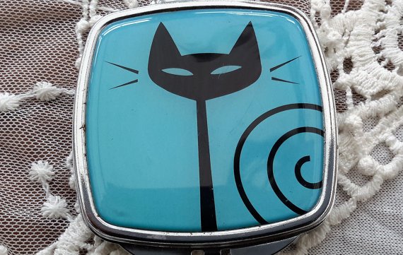 babsrowe's tweet photo. #vintagesummerfun #compact #mirroredcompact #redtango #cat #handbagaccessory #Tokyo Bay https://t.co/SrKuRnMM2O https://t.co/3tMzJuH1X8