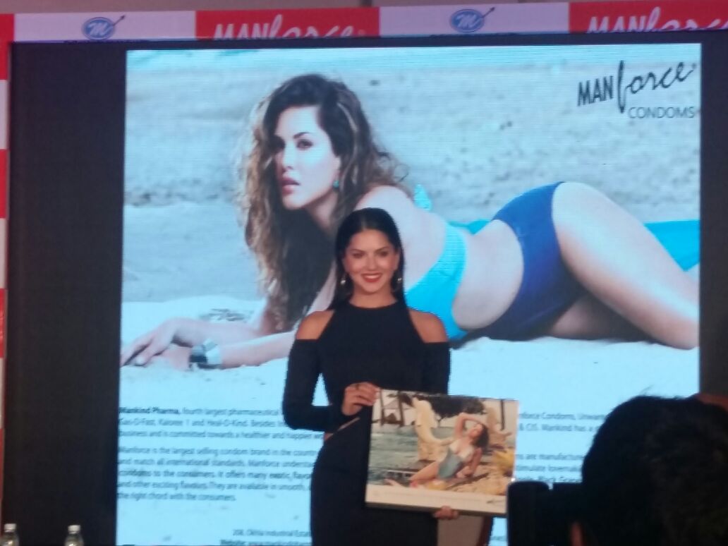 Bollyhungama's tweet photo. WOW! @SunnyLeone SIZZLES at the launch of a special calendar by Manforce https://t.co/btpJH7O6f4