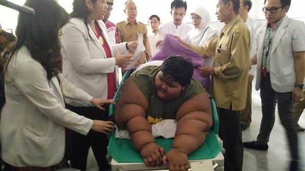 detikcom's tweet photo. Sadar Bobot Tubuhnya Over, Kini Arya Hanya Makan Nasi 3 Piring Sehari https://t.co/f0uL1Fvm0U https://t.co/093wHVH1aM