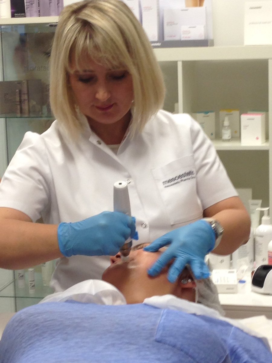 MelissaEd1's tweet photo. M.Pen demo with @Mesoestetic_UK - cordless microneedling combining https://t.co/aJ7ibAa2dV ampoules @GuildNewsBeauty https://t.co/wAQJTocRcr
