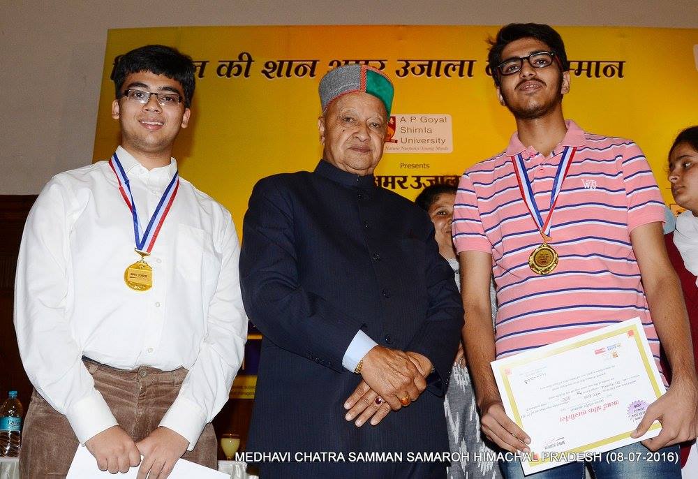 ALLENkota's tweet photo. @AmarUjalaNews honored @AllenChandigarhs' Amol Sood AIR13 #AIIMS16 Himachal Topper, Bhavesh Dhingra AIR2 #JEE16 https://t.co/0wMgIk8cAb