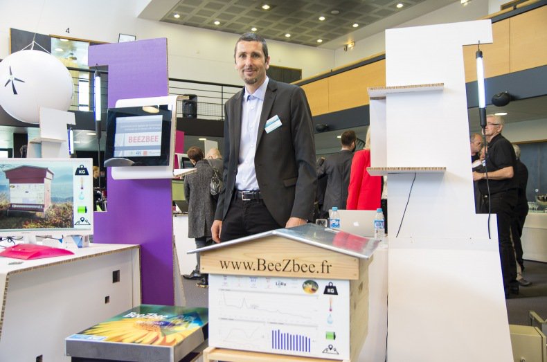 NeveuxBertrand's tweet photo. #Apiculture : #BeezBee connecte les #ruches https://t.co/24PyZeBoTn #IoT #IdO https://t.co/g0J882pxLd