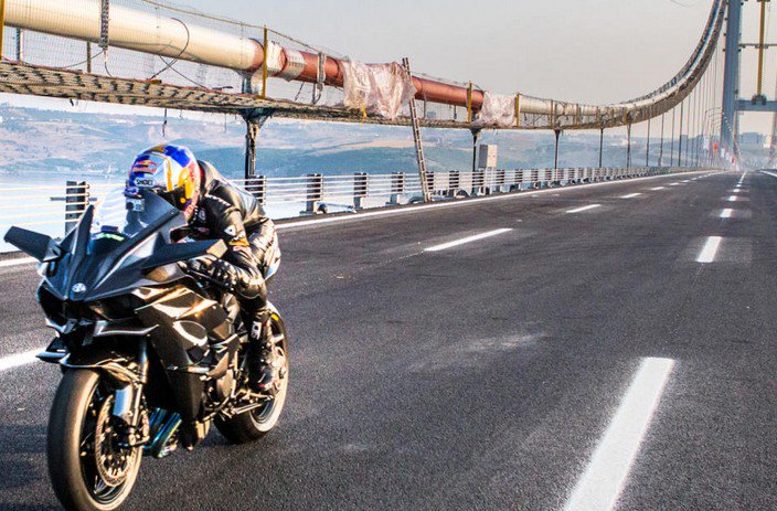 MotoAccessK's tweet photo. 400 km/h en moins de 30 secondes pour la Ninja H2R, coulisses d’une prouesse https://t.co/UT2Z34cAoL #kawasakininja https://t.co/3sDkBlfQpl