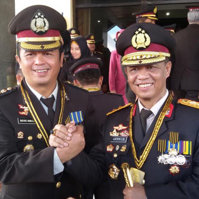 Kombespol pak frans barung mangerang dan bapak kapolda @AntonCharlian