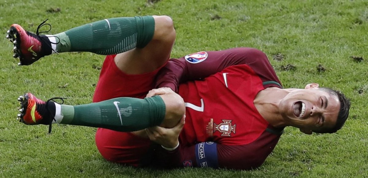 BritainFurst's tweet image. THIS INNOCENT FOOTBALL PLAYER WAS STRUCK DOWN BY A RADICALISED MOTH!!!!!
DISCRACE!!!!