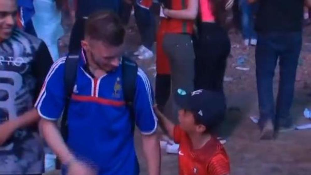 LaVanguardia's tweet photo. El conmovedor gesto de un niño portugués con un galo https://t.co/446KDYjFeM https://t.co/1UfUet0v8P