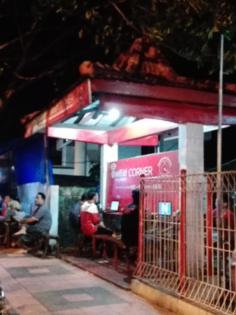 atik_agustini's tweet photo. @parwi66 @_funtastic5_ #TelkomFuntastic5 #JRTREG5 Waktu hampir tengah malam, #wico Genteng @KabBanyuwangi masih rame https://t.co/W4PQKOwdna